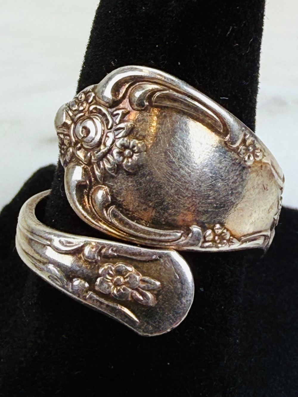 Vintage Beautiful Silvertone size 6 1/2 spoon wrap ring